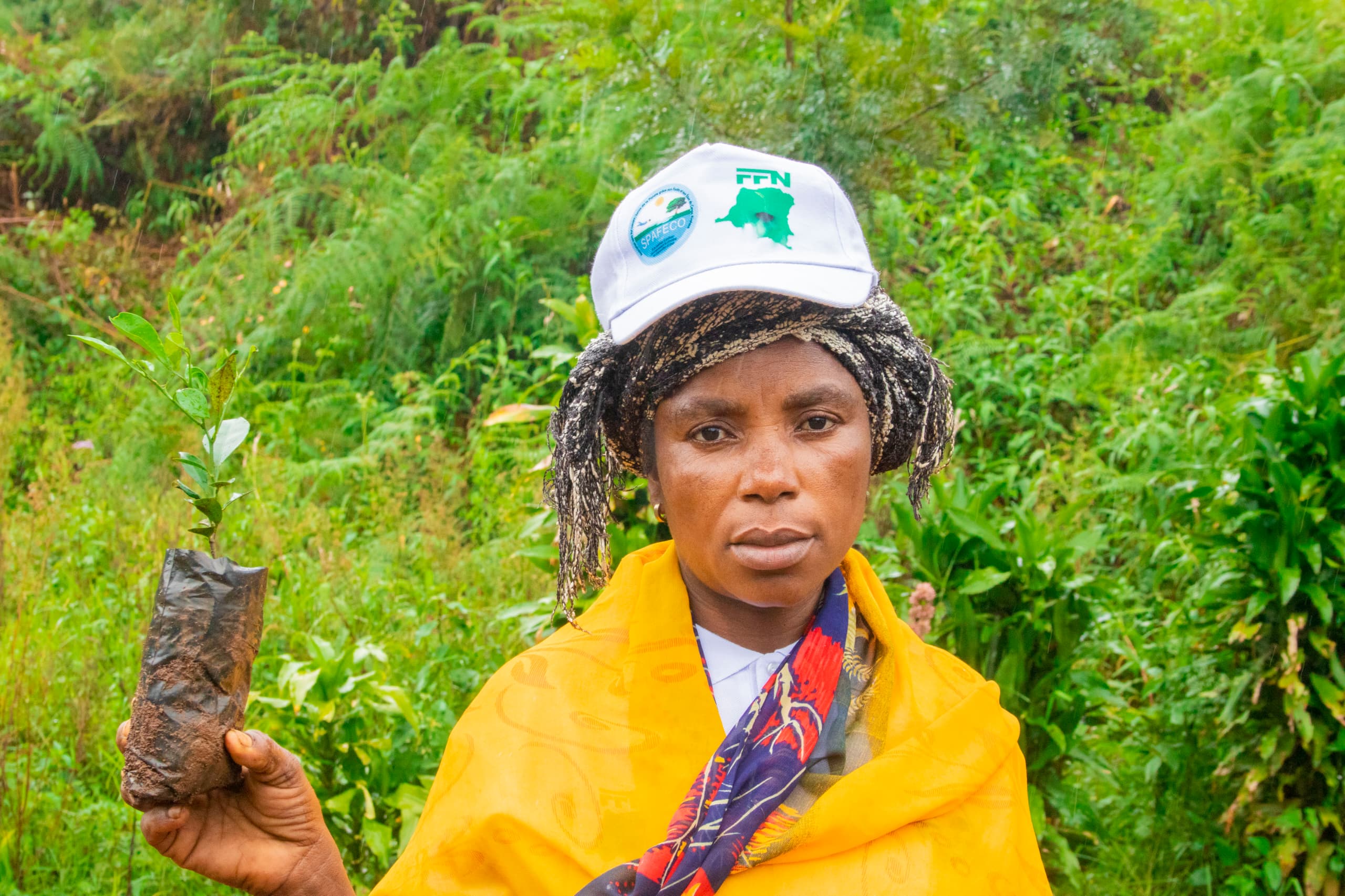 Bénéficiaire du projet Kabare avec un plant agroforestier